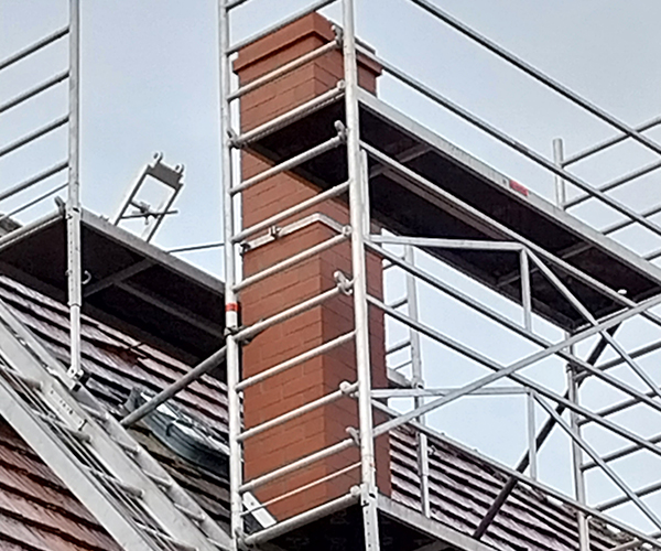 Schornstein mit gerüst